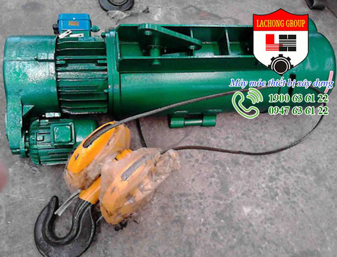 Model CD2-12 Xuất xứ Thượng Hải Thương hiệu HUGO Chiều cao nâng hạ 12 mét Tải trọng nâng 2 tấn Tốc độ nâng 8 m/phút Tốc độ di chuyển ngang 20 m/phút Điện áp sử dụng 380v 50Hz 3 phase Động cơ mô tơ nâng hạ 3.0kw - 1380rpm Động cơ mô tơ di chuyển 0.4kw - 1380rpm Trọng lượng cả máy 300 kg Thời gian bảo hành 06 tháng Pa lăng cáp điện Hugo CD2-12 2 tấn 12 mét 380V